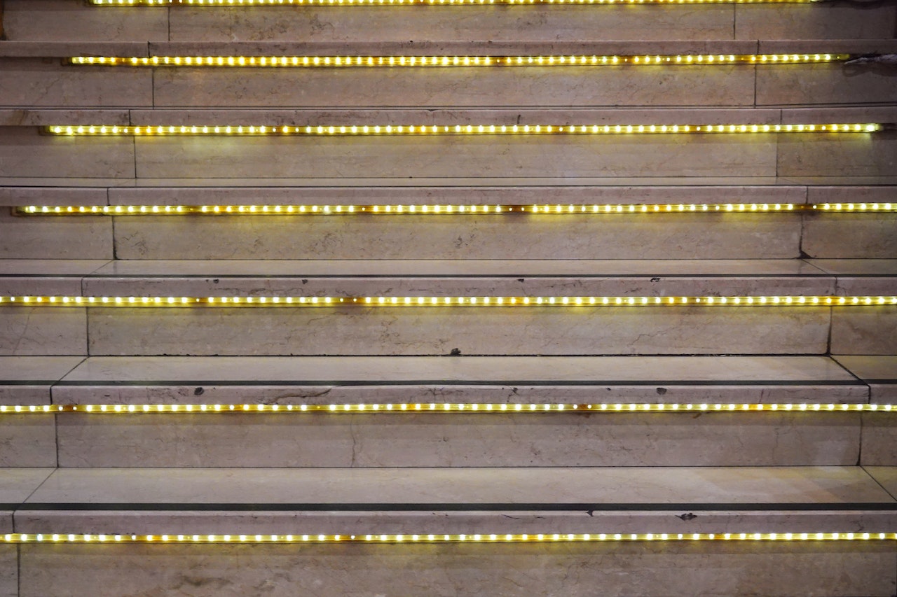 Jak użyć oświetlenia do podkreślenia piękna twoich schodów?