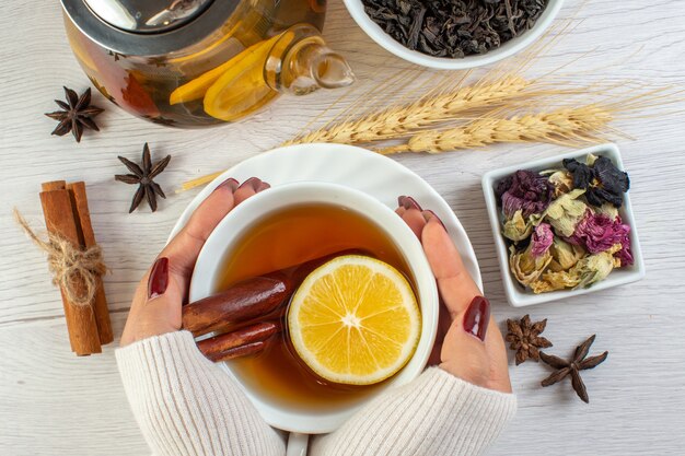 Zdrowotne korzyści z picia herbat ziołowych: co warto wiedzieć?